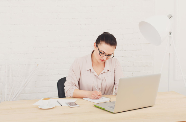 Femme d'affaires d'âge moyen au bureau avec ordinateur portable
 - Photo, image