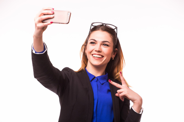 Bella giovane donna sta facendo foto selfie
  - Foto, immagini