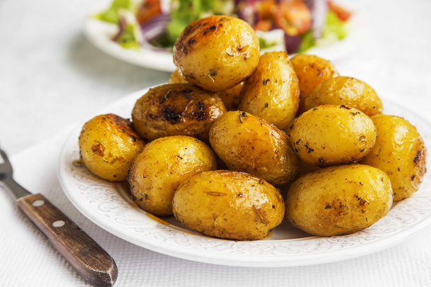 Patatas jóvenes horneadas
 - Foto, imagen