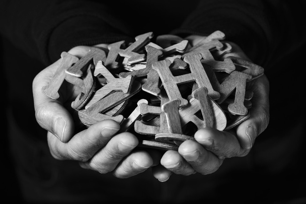 man met houten letters in zijn handen - Foto, afbeelding