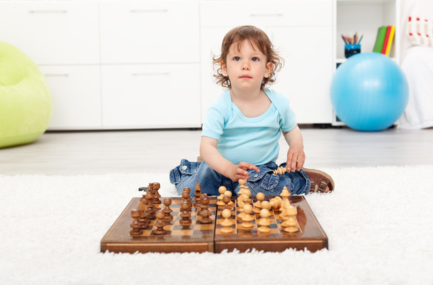 Little toddler boy with chess board - Zdjęcie, obraz