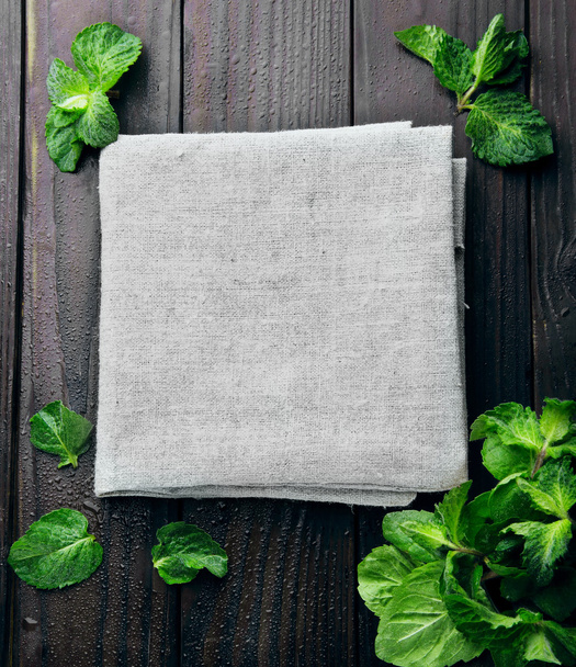 Leaf of mint in the corners and textile cloth in the medlle. Fre - Foto, Bild