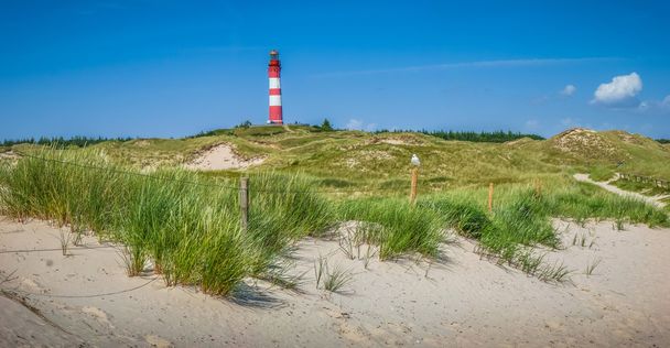 Αμμόλοφος όμορφο τοπίο με παραδοσιακό φάρο στην γερμανική Βόρειας θάλασσας - Φωτογραφία, εικόνα