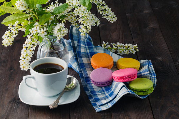 Spring breakfast with flowers and macaroons - Foto, Imagen