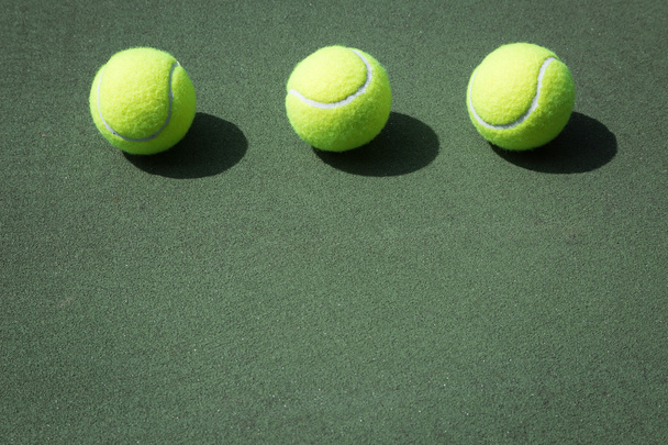 Tennis ball on court - Фото, изображение