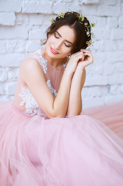 Bride in a tender light pink wedding dress in a morning. Fashion beauty portrait - Фото, зображення