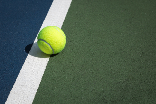 裁判所のテニス ・ ボール - 写真・画像