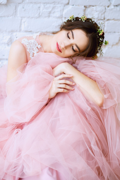 Bride in a tender light pink wedding dress in a morning. Fashion beauty portrait - Фото, изображение