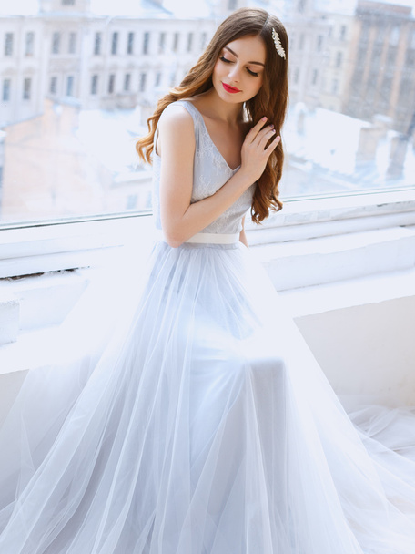 朝の柔らかい光青ウェディング ドレスの花嫁。ファッションの美しさの肖像画 - 写真・画像
