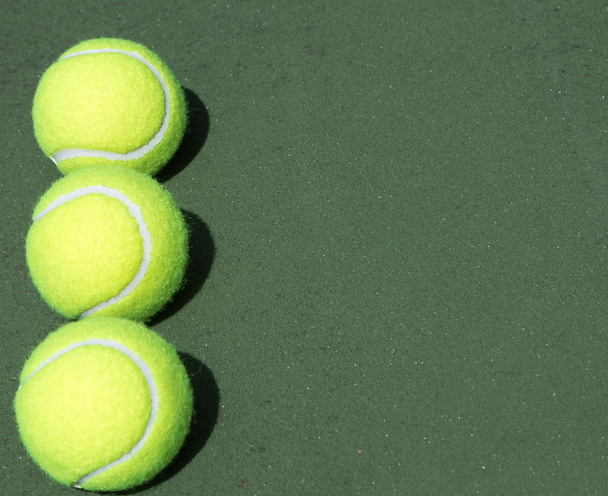 μπάλα στο γήπεδο του τένις - Φωτογραφία, εικόνα