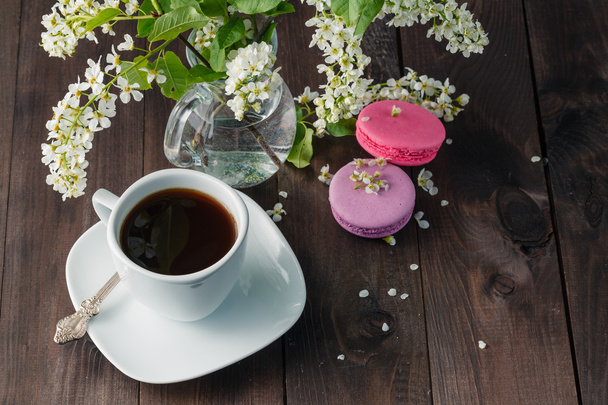 Delicious macaroon with beautiful flowers on wooden background - Zdjęcie, obraz