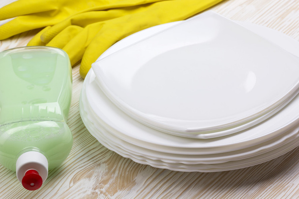 Απορρυπαντικό, πιάτα και latex γάντια - Φωτογραφία, εικόνα