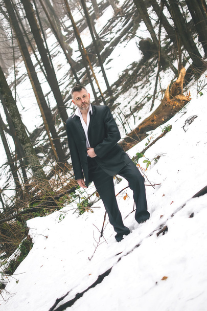 Un uomo barbuto in costume inverno boschi di neve
 - Foto, immagini