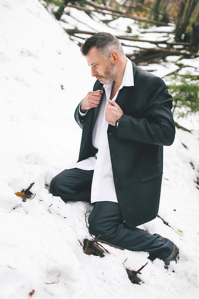 衣装の冬の雪の森で髭の男 - 写真・画像