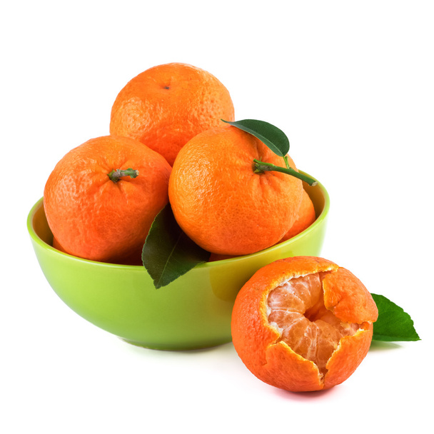 Fruta de mandarinas en copa verde sobre fondo blanco.Frutas ecológicas con hojas
. - Foto, imagen