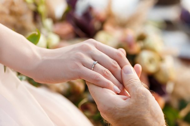 Novomanželé angažmá. Snubní prsten na ruce nevěsty. - Fotografie, Obrázek