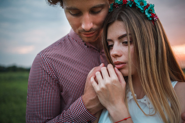 Кудрявый парень с рыжеволосой девушкой с веснушками
 - Фото, изображение