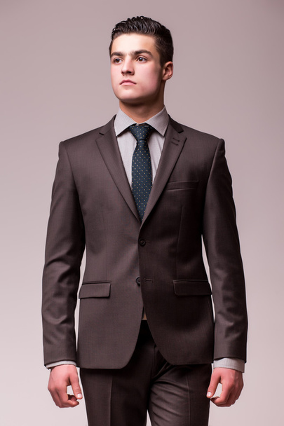 mladý pohledný muž nosí oblek  - Fotografie, Obrázek