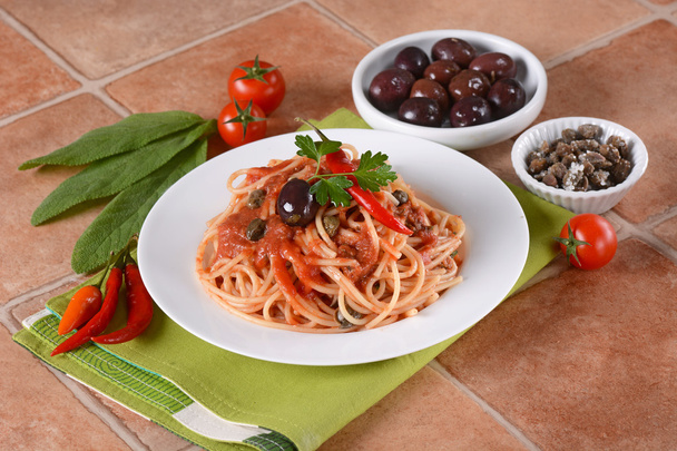 spaghetti alla puttanesca - Foto, afbeelding