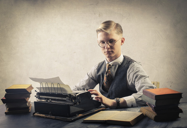 Homem com máquina de escrever
 - Foto, Imagem