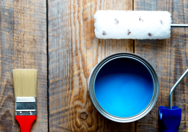 concepto de preparación para la pintura con lata de pintura azul
 - Foto, Imagen