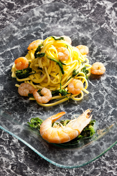 spaghetti met garnalen en spinazie - Foto, afbeelding