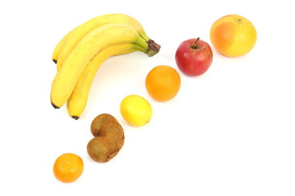 eğimli yüzeyde beyaz bir arka plan üzerinde farklı meyve - Fotoğraf, Görsel