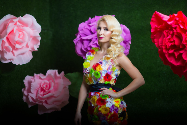 beautiful woman in dress of flowers on the background of large flowers - Foto, afbeelding