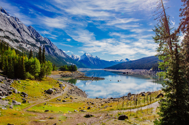 Lago di medicina, jasper national park, alberta, canada - Foto, immagini