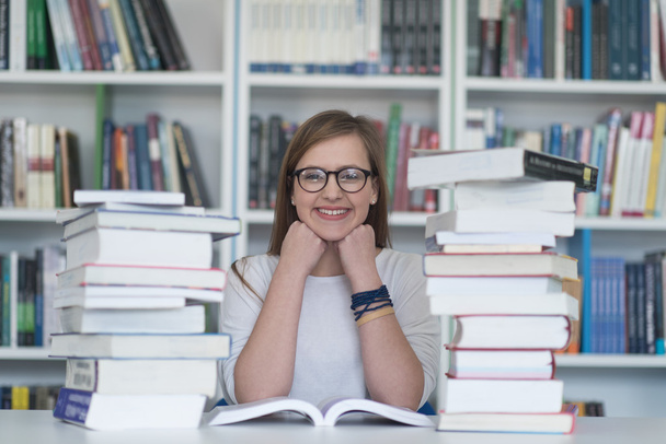 female student in library - Фото, зображення