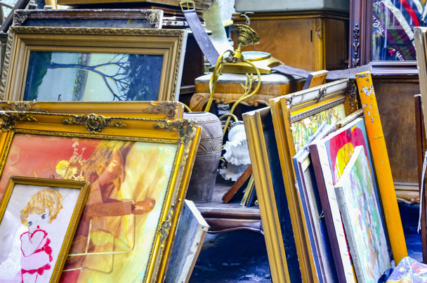 The best-known district for antique-shopping in Istanbul is the  - Fotoğraf, Görsel