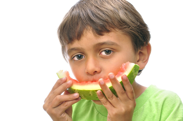 chlapec jí meloun - Fotografie, Obrázek