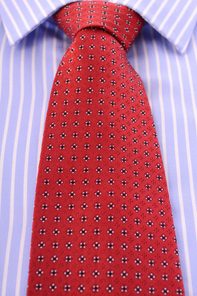 Mens γραβάτα κόκκινο και μπλε ριγέ πουκάμισο.  - Φωτογραφία, εικόνα