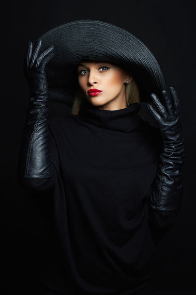 žena v klobouku a kožené rukavice - Fotografie, Obrázek