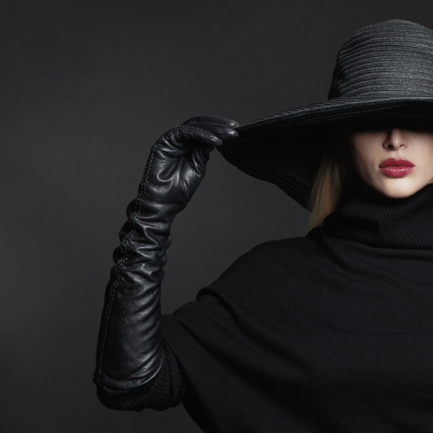 Femme en chapeau et gants en cuir
 - Photo, image