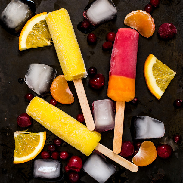 Delicioso hielo de frutas con naranja, cereza, mandarina y arándanos
 - Foto, Imagen