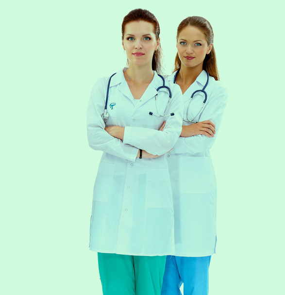 Deux infirmières regardent l'image de Rayon X, debout à l'hôpital - Photo, image