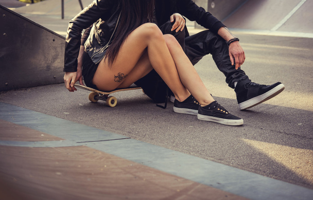 Casual couple in a skate park. - Photo, Image