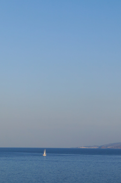 Bílá plachta jachtě plující v klidné moře, Mykonos. - Fotografie, Obrázek