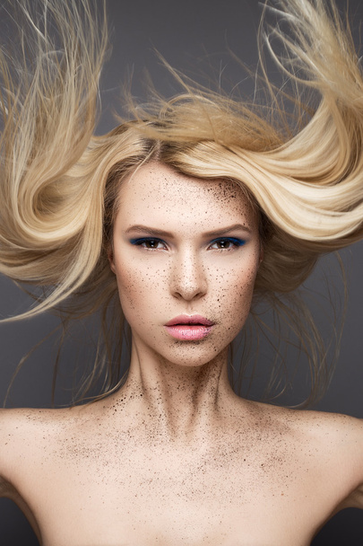 Beauty girl with a flying hair and creative makeup. Beauty face - Fotoğraf, Görsel