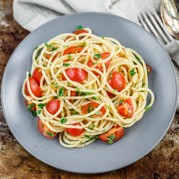 Pasta with cherry tomatoes and parsley - Foto, immagini