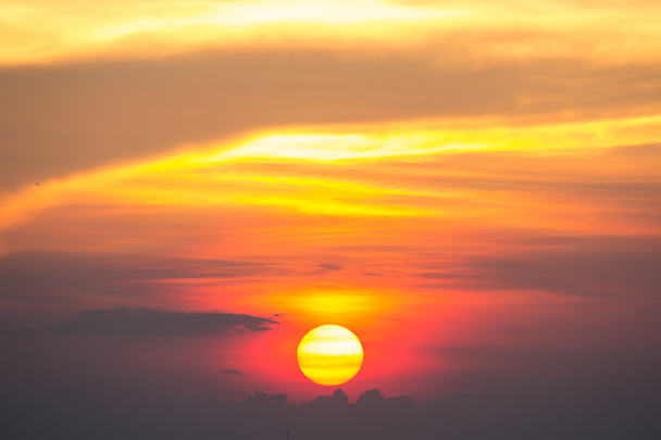 Munankeltuainen auringonlasku
 - Valokuva, kuva