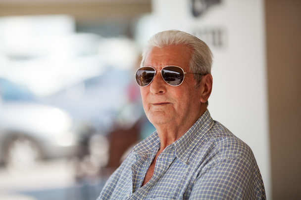 Portrét starší muž v sluneční brýle - Fotografie, Obrázek