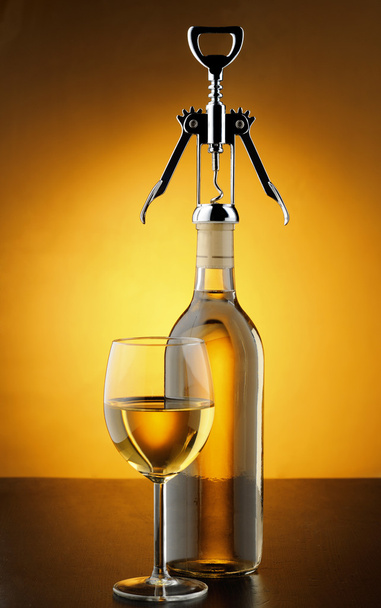 Бокал белого вина и бутылка
 - Фото, изображение