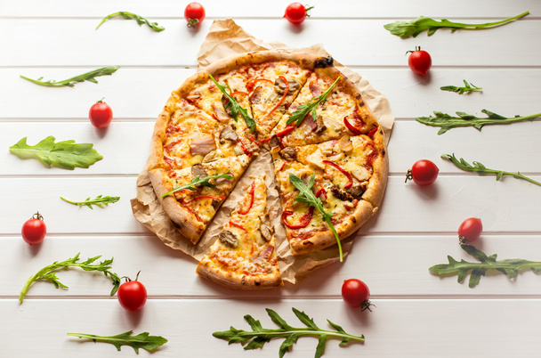 Pizza lihalla ja arugula puulaudalla
 - Valokuva, kuva