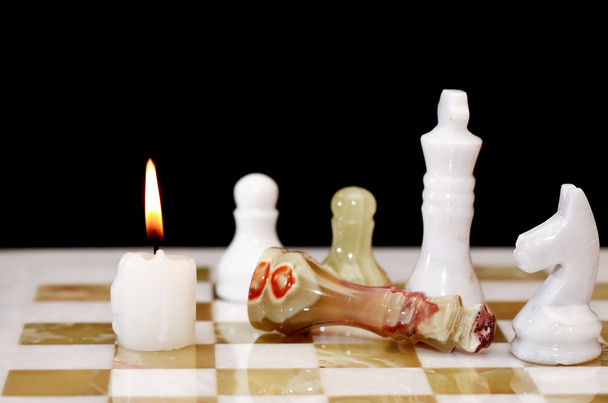 Kaars op een schaakbord - Foto, afbeelding