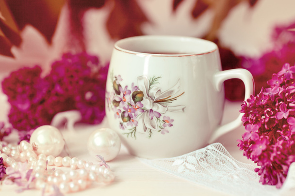 一杯のお茶やコーヒーのライラック ライラックの花束のパターンに - 写真・画像