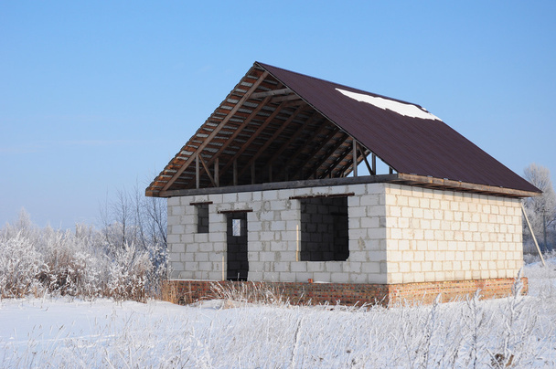 Hausbau im Winter. Bau eines Eigenheims im Winter - Foto, Bild