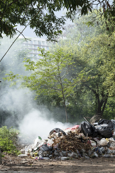  Brandende stapel vuilnis, oorzaak van luchtverontreiniging - Foto, afbeelding