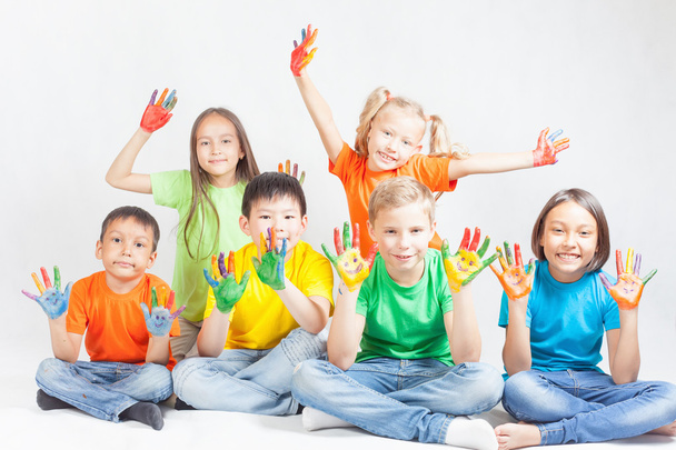 Enfants heureux avec les mains peintes souriant
 - Photo, image